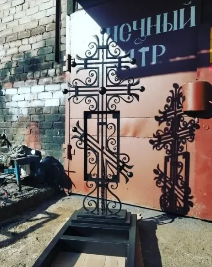 Кованый крест с надгробием