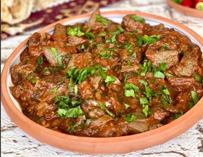 Тжвжик - армянское горячее блюдо, похожее на жаркое.