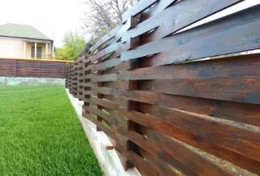 Деревянный забор «Плетенка» для загородного дома - Компания «ПрофСтройЗабор»