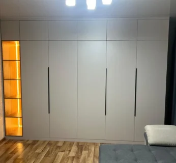 Встроенный шкаф с подсветкой на заказ