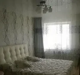 Одноуровневый натяжной потолок белого цвета для спальни.