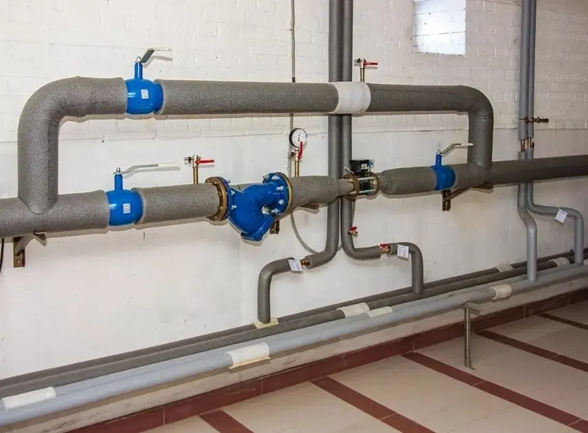 Прокладка трубопровода для горячего и холодного водоснабжения