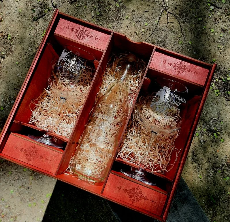 Набор в деревянной упаковке бокалы и бутылка с гравировками