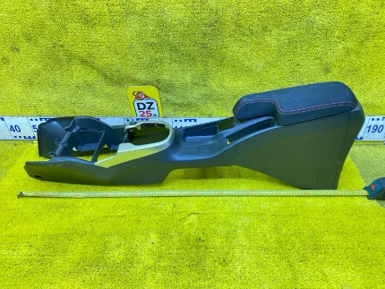 Фото для Бардачок между сиденьями HONDA FIT/JAZZ GP5/GP6/GK3/GK4/GK5/GK6 LEB 2014/NH731P перед. (б/у)