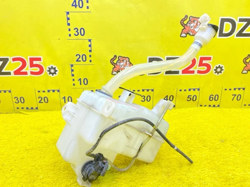 Фото для Бачок стеклоомывателя TOYOTA ESQUIRE ZRR85G 3ZRFAE 2015/Цвет 070 перед. (б/у)